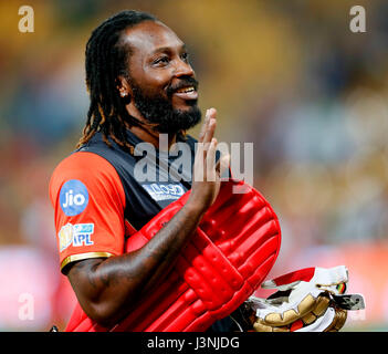 Bengaluru, Indien, 5. Mai 2017 Chris Gayle der RCB kehrt nach dem Training vor dem Spiel gegen KXI in Chinnasamy Stadion, Bengaluru, während IPL Saison 10 am 5. Mai 2017.   Seshadri SUKUMAR Stockfoto