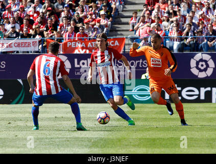 Filipe Luis (Atletico de Madrid) y-03 21 Pedro Leon Sanchez (SD Eibar) La Liga zwischen Atletico de Madrid Vs SD Eibar im Vicente Calderon Stadion in Madrid, Spanien, 6. Mai 2017. Stockfoto