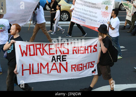 Sydney, Australien. 7. Mai 2017. Die jährliche Maifeiertag März begann im Hyde Park North von 12:00 mit reden. Demonstranten dann live marschierten bis Prince Alfred Park für Essen,-Musik und Unterhaltung. In diesem Jahr war das Thema für Maifeiertag Ungleichheit, mit einem Fokus auf Arbeitnehmerrechte kämpfen. Auf dem Bild: "Arbeitnehmer" Rechte sind Menschenrechte Banner. Kredit: Kredit: Richard Milnes/Alamy Live-Nachrichten Stockfoto
