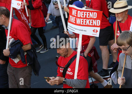 Sydney, Australien. 7. Mai 2017. Die jährliche Maifeiertag März begann im Hyde Park North von 12:00 mit reden. Demonstranten dann live marschierten bis Prince Alfred Park für Essen,-Musik und Unterhaltung. In diesem Jahr war das Thema für Maifeiertag Ungleichheit, mit einem Fokus auf Arbeitnehmerrechte kämpfen. Im Bild: AMWU unterzeichnen "Wir verteidigen das Wochenende". Kredit: Kredit: Richard Milnes/Alamy Live-Nachrichten Stockfoto