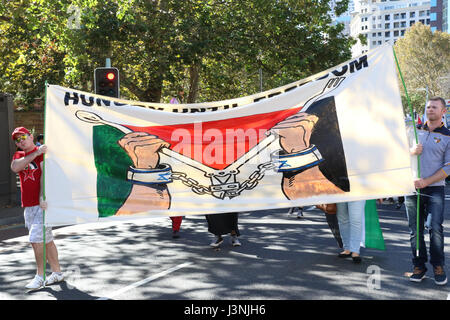 Sydney, Australien. 7. Mai 2017. Die jährliche Maifeiertag März begann im Hyde Park North von 12:00 mit reden. Demonstranten dann live marschierten bis Prince Alfred Park für Essen,-Musik und Unterhaltung. In diesem Jahr war das Thema für Maifeiertag Ungleichheit, mit einem Fokus auf Arbeitnehmerrechte kämpfen. Kredit: Kredit: Richard Milnes/Alamy Live-Nachrichten Stockfoto