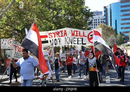 Sydney, Australien. 7. Mai 2017. Die jährliche Maifeiertag März begann im Hyde Park North von 12:00 mit reden. Demonstranten dann live marschierten bis Prince Alfred Park für Essen,-Musik und Unterhaltung. In diesem Jahr war das Thema für Maifeiertag Ungleichheit, mit einem Fokus auf Arbeitnehmerrechte kämpfen. Kredit: Kredit: Richard Milnes/Alamy Live-Nachrichten Stockfoto
