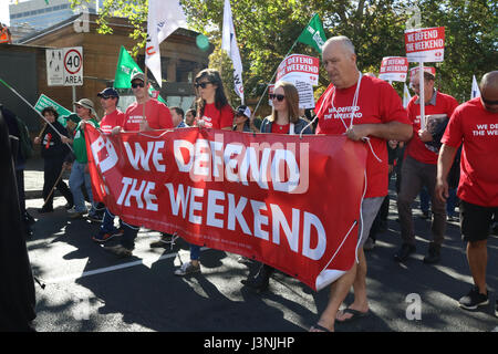 Sydney, Australien. 7. Mai 2017. Die jährliche Maifeiertag März begann im Hyde Park North von 12:00 mit reden. Demonstranten dann live marschierten bis Prince Alfred Park für Essen,-Musik und Unterhaltung. In diesem Jahr war das Thema für Maifeiertag Ungleichheit, mit einem Fokus auf Arbeitnehmerrechte kämpfen. Im Bild: AMWU "Wir verteidigen das Wochenende" Banner. Kredit: Kredit: Richard Milnes/Alamy Live-Nachrichten Stockfoto