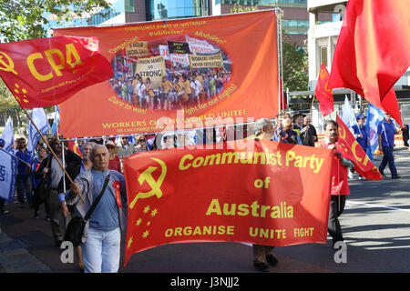 Sydney, Australien. 7. Mai 2017. Die jährliche Maifeiertag März begann im Hyde Park North von 12:00 mit reden. Demonstranten dann live marschierten bis Prince Alfred Park für Essen,-Musik und Unterhaltung. In diesem Jahr war das Thema für Maifeiertag Ungleichheit, mit einem Fokus auf Arbeitnehmerrechte kämpfen. Im Bild: Kommunistische Partei von Deutschland (CPA). Kredit: Kredit: Richard Milnes/Alamy Live-Nachrichten Stockfoto