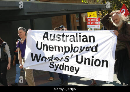 Sydney, Australien. 7. Mai 2017. Die jährliche Maifeiertag März begann im Hyde Park North von 12:00 mit reden. Demonstranten dann live marschierten bis Prince Alfred Park für Essen,-Musik und Unterhaltung. In diesem Jahr war das Thema für Maifeiertag Ungleichheit, mit einem Fokus auf Arbeitnehmerrechte kämpfen. Auf dem Bild: "Australian Arbeitslose Arbeiter Union Sydney" Banner. Kredit: Kredit: Richard Milnes/Alamy Live-Nachrichten Stockfoto