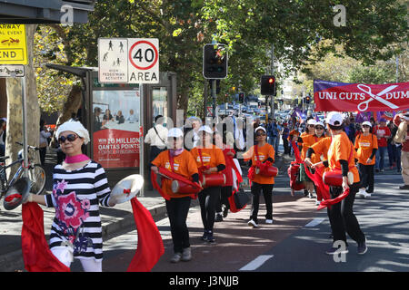 Sydney, Australien. 7. Mai 2017. Die jährliche Maifeiertag März begann im Hyde Park North von 12:00 mit reden. Demonstranten dann live marschierten bis Prince Alfred Park für Essen,-Musik und Unterhaltung. In diesem Jahr war das Thema für Maifeiertag Ungleichheit, mit einem Fokus auf Arbeitnehmerrechte kämpfen. Im Bild: Asiatische Frauen bei der Arbeit. Kredit: Kredit: Richard Milnes/Alamy Live-Nachrichten Stockfoto