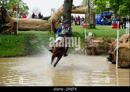 Badminton, UK. 6. Mai 2017. 6. Mai 2017, Kristina Cook Reiten Calvino II in der Cross Country-Phase von 2017 Mitsubishi Motors Badminton Horse Trials, Badminton House, Bristol, Vereinigtes Königreich. Jonathan Clarke/Alamy Live-Nachrichten Stockfoto