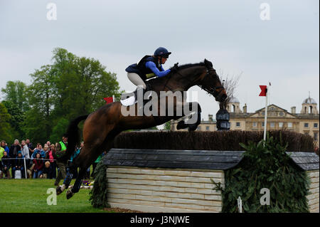 Badminton, UK. 6. Mai 2017. 6. Mai 2017, Rosalind Canter Reiten Allstar B in der Cross Country-Phase von 2017 Mitsubishi Motors Badminton Horse Trials, Badminton House, Bristol, Vereinigtes Königreich. Jonathan Clarke/Alamy Live-Nachrichten Stockfoto