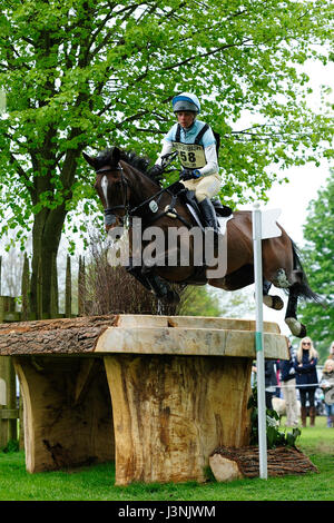 Badminton, UK. 6. Mai 2017. 6. Mai 2017, Izzy Taylor Reiten KBIS Briarlands Matilda in der Cross Country-Phase von 2017 Mitsubishi Motors Badminton Horse Trials, Badminton House, Bristol, Vereinigtes Königreich. Jonathan Clarke/Alamy Live-Nachrichten Stockfoto