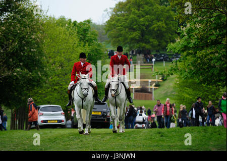 Badminton, UK. 6. Mai 2017. 6. Mai 2017, Jäger in der Cross Country-Phase von 2017 Mitsubishi Motors Badminton Horse Trials, Badminton House, Bristol, Vereinigtes Königreich. Jonathan Clarke/Alamy Live-Nachrichten Stockfoto