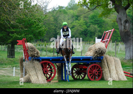 Badminton, UK. 6. Mai 2017. 6. Mai 2017, Danielle Dunn Reiten Zocarla BLH in der Cross Country-Phase von 2017 Mitsubishi Motors Badminton Horse Trials, Badminton House, Bristol, Vereinigtes Königreich. Jonathan Clarke/Alamy Live-Nachrichten Stockfoto