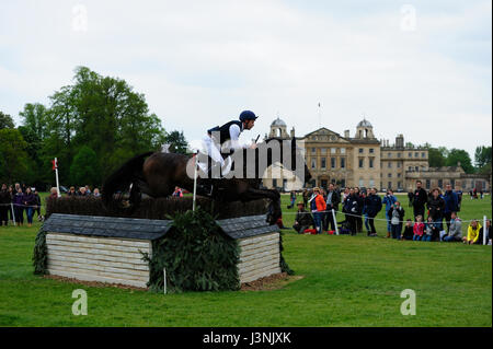 Badminton, UK. 6. Mai 2017. 6. Mai 2017, Christopher Burton Reiten Graf Freiheit in der Cross Country-Phase von 2017 Mitsubishi Motors Badminton Horse Trials, Badminton House, Bristol, Vereinigtes Königreich. Jonathan Clarke/Alamy Live-Nachrichten Stockfoto