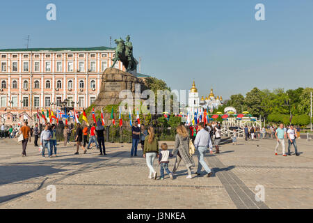 Eurovision Song Contest 2017, in Kiew, Ukraine, im 6. Mai 2017. Menschen besuchen Fanzone beim Eurovision Song Contest 2017 auf Sofiivska Platz mit Bohdan Khmelnytsky Denkmal im Zentrum von Kiew, Hauptstadt der Ukraine. Stockfoto