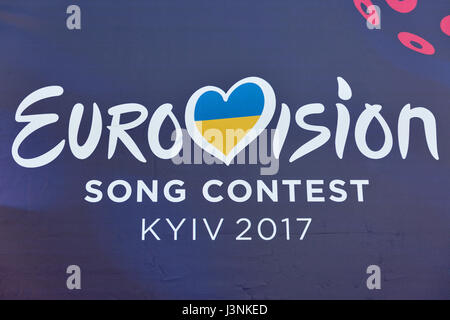 Eurovision Song Contest 2017, in Kiew, Ukraine, im 6. Mai 2017. Eurovision Song Contest 2017 Logo outdoor Closeup in Eurovision Village auf Chreschtschatyk Straße im Zentrum von Kiew, Hauptstadt der Ukraine. Stockfoto