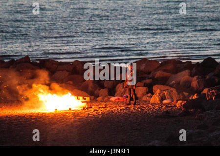 MOrecambe, Lancashire, Vereinigtes Königreich. 6. Mai 2017. Strand-Lagerfeuer im Tierheim von der Mole aus Battey Kredit: David Billinge/Alamy Live News Stockfoto