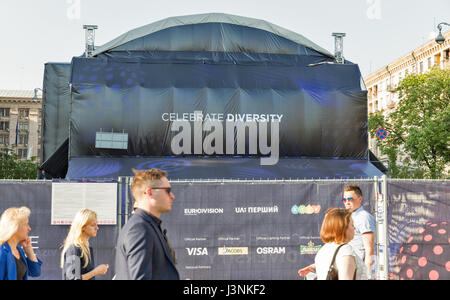 Eurovision Song Contest 2017, in Kiew, Ukraine, im 6. Mai 2017. Menschen besuchen Eurovision Song Contest 2017 in Fan-Dorf mit dem Motto feiern Vielfalt am Pavillon. Chreschtschatyk in der Mitte von Kiew, Hauptstadt der Ukraine. Bildnachweis: Panama/Alamy Live-Nachrichten Stockfoto