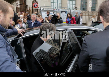 Paris, Frankreich. 7. Mai 2017. Nicolas Sarkozy steigt in seinen Wagen. Der ehemalige französische Präsident Nicolas Sarkozy hat seine Stimmabgabe drei Stunden nach der Eröffnung der Umfragen an einer Schule in Paris. Begleitet wurde er von seiner Frau die Sängerin Carla Bruni. Bildnachweis: Michael Debets/Alamy Live-Nachrichten Stockfoto