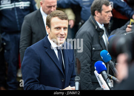 Le Touquet, Frankreich. 7. Mai 2017. Emmanuel Macron (vorne), Präsidentschaftskandidat für die En Marche! (Unterwegs!) Bewegung, im Gespräch mit Reportern nach er gegossen seinen Stimmzettel in der zweiten Runde der Präsidentschaftswahlen in Le Touquet, Frankreich, 7. Mai 2017. Den beiden Präsidentschaftskandidaten vor sich in der letzten Runde einer Wasserscheide Wahl für Frankreich und Europa gegossen ihre Stimmen am Sonntagmorgen. Bildnachweis: Chen Yichen/Xinhua/Alamy Live-Nachrichten Stockfoto