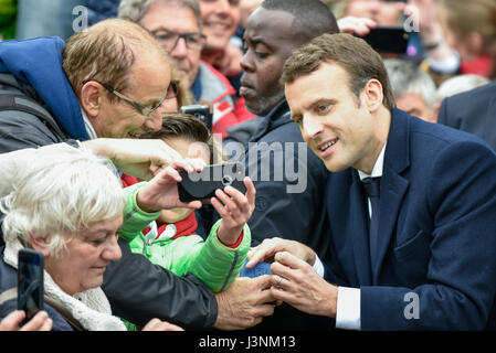 Le Touquet, Frankreich. 7. Mai 2017. Emmanuel Macron (R), Präsidentschaftskandidat für die En Marche! (Unterwegs!) Bewegung, posiert für Fotos mit seinen Anhängern nach er gegossen seinen Stimmzettel in der zweiten Runde der Präsidentschaftswahlen in Le Touquet, Frankreich, 7. Mai 2017. Den beiden Präsidentschaftskandidaten vor sich in der letzten Runde einer Wasserscheide Wahl für Frankreich und Europa gegossen ihre Stimmen am Sonntagmorgen. Bildnachweis: Chen Yichen/Xinhua/Alamy Live-Nachrichten Stockfoto