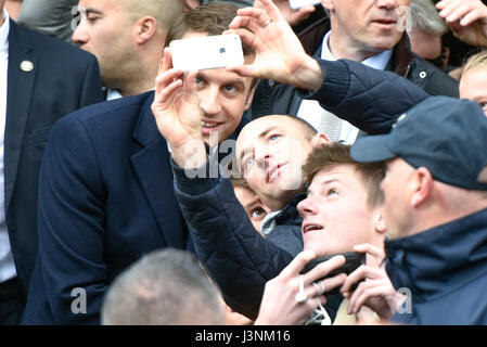 Le Touquet, Frankreich. 7. Mai 2017. Emmanuel Macron (L), Präsidentschaftskandidat für die En Marche! (Unterwegs!) Bewegung, posiert für Fotos mit seinen Anhängern nach er gegossen seinen Stimmzettel in der zweiten Runde der Präsidentschaftswahlen in Le Touquet, Frankreich, 7. Mai 2017. Den beiden Präsidentschaftskandidaten vor sich in der letzten Runde einer Wasserscheide Wahl für Frankreich und Europa gegossen ihre Stimmen am Sonntagmorgen. Bildnachweis: Chen Yichen/Xinhua/Alamy Live-Nachrichten Stockfoto