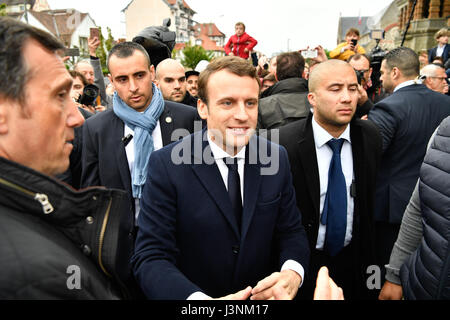 Le Touquet, Frankreich. 7. Mai 2017. Emmanuel Macron (C), Präsidentschaftskandidat für die En Marche! (Unterwegs!) Bewegung, kommt, um seine Stimme in der zweiten Runde der Präsidentschaftswahlen in Le Touquet, Frankreich, 7. Mai 2017 abzugeben. Den beiden Präsidentschaftskandidaten vor sich in der letzten Runde einer Wasserscheide Wahl für Frankreich und Europa gegossen ihre Stimmen am Sonntagmorgen. Bildnachweis: Chen Yichen/Xinhua/Alamy Live-Nachrichten Stockfoto