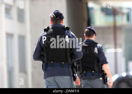 Udine, Italien. 7. Mai 2017. Polizist in die Serie A Fußballspiel zwischen Udinese Calcio V Atalanta bei Dacia-Arena-Stadion am 7. Mai 2017. Bildnachweis: Andrea Spinelli/Alamy Live-Nachrichten Stockfoto