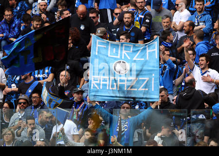 Udine, Italien. 7. Mai 2017. Atalantas Fans während der Fußball-Serie A match zwischen Udinese Calcio V Atalanta bei Dacia-Arena-Stadion am 7. Mai 2017. Bildnachweis: Andrea Spinelli/Alamy Live-Nachrichten Stockfoto