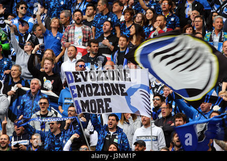 Udine, Italien. 7. Mai 2017. Atalantas Fans während der Fußball-Serie A match zwischen Udinese Calcio V Atalanta bei Dacia-Arena-Stadion am 7. Mai 2017. Bildnachweis: Andrea Spinelli/Alamy Live-Nachrichten Stockfoto