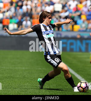 Udine, Italien. 7. Mai 2017. Udinese Mittelfeldspieler Andrija Balic steuert den Ball in die Serie A Fußballspiel zwischen Udinese Calcio V Atalanta bei Dacia-Arena-Stadion am 7. Mai 2017. Bildnachweis: Andrea Spinelli/Alamy Live-Nachrichten Stockfoto