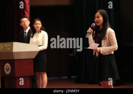 Peking, China. 7. Mai 2017. Ein Schüler antwortet Fragen während des Finales der einen nationalen Universität Sprecher Simulation Wettbewerb in Peking, Hauptstadt von China, 7. Mai 2017. Studierende aus 24 Universitäten im ganzen Land nahmen an dem Wettbewerb. Bildnachweis: Li Mingfang/Xinhua/Alamy Live-Nachrichten Stockfoto