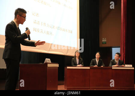 Peking, China. 7. Mai 2017. Ein Schüler antwortet Fragen während des Finales der einen nationalen Universität Sprecher Simulation Wettbewerb in Peking, Hauptstadt von China, 7. Mai 2017. Studierende aus 24 Universitäten im ganzen Land nahmen an dem Wettbewerb. Bildnachweis: Li Mingfang/Xinhua/Alamy Live-Nachrichten Stockfoto