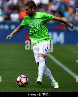 Udine, Italien. 7. Mai 2017. Atalantas Mittelfeldspieler Alejandro Gomez steuert den Ball in die Serie A Fußballspiel zwischen Udinese Calcio V Atalanta bei Dacia-Arena-Stadion am 7. Mai 2017. Bildnachweis: Andrea Spinelli/Alamy Live-Nachrichten Stockfoto