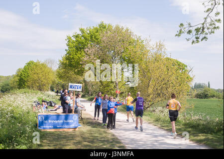 Stratford Warwickshire, UK. 7. Mai 2017. 1. Bishopton Guides verteilen von Wasser am Shakespeare Marathon & Halbmarathon, Stratford-upon-Avon, Warwickshire, England, Vereinigtes Königreich 2017 Credit: Graham Toney/Alamy Live News Stockfoto