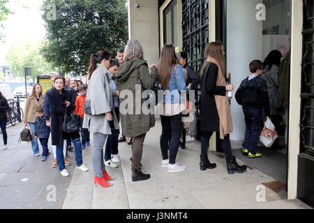 London, UK, 7. Mai 2017. Französische Bürger Einwohner in London Warteschlange Wahlrecht für die zweite Runde der Präsidentschaftswahlen. Bildnachweis: Yanice Cesari / Alamy Live News Stockfoto