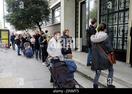 London, UK, 7. Mai 2017. Französische Bürger Einwohner in London Warteschlange Wahlrecht für die zweite Runde der Präsidentschaftswahlen. Bildnachweis: Yanice Cesari / Alamy Live News Stockfoto