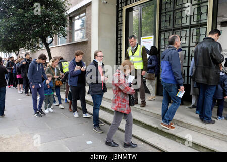 London, UK, 7. Mai 2017. Französische Bürger Einwohner in London Warteschlange Wahlrecht für die zweite Runde der Präsidentschaftswahlen. Bildnachweis: Yanice Cesari / Alamy Live News Stockfoto