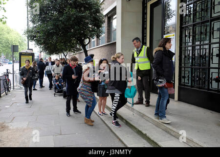 London, UK, 7. Mai 2017. Französische Bürger Einwohner in London Warteschlange Wahlrecht für die zweite Runde der Präsidentschaftswahlen. Bildnachweis: Yanice Cesari / Alamy Live News Stockfoto