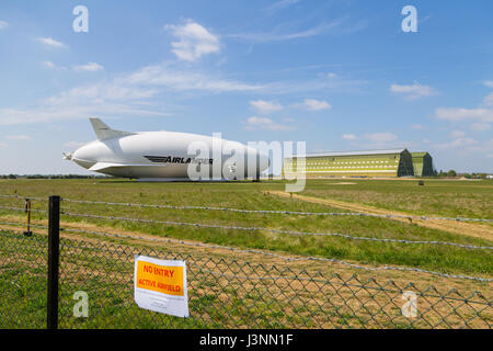 Cardington, Bedfordshire, UK. 7. Mai 2017. Die Hybrid-Luft Fahrzeuge Airlander 10 auf den neuen Mobile Mooring Mast in Cardington Flugplatz. Sicherheits-Sensoren auf Beiträge innerhalb des Zauns halten unerwünschte Eindringlinge als das Flugzeug, HAV 304 ist fast fertig, es ist 2017 Flugerprobungsprogramm beginnen. Bildnachweis: Mick Flynn/Alamy Live-Nachrichten Stockfoto