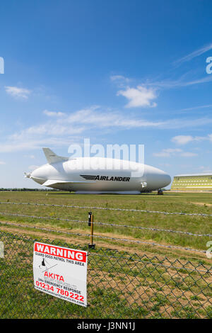 Cardington, Bedfordshire, UK. 7. Mai 2017. Die Hybrid-Luft Fahrzeuge Airlander 10 auf den neuen Mobile Mooring Mast in Cardington Flugplatz. Sicherheits-Sensoren auf Beiträge innerhalb des Zauns halten unerwünschte Eindringlinge als das Flugzeug, HAV 304 ist fast fertig, es ist 2017 Flugerprobungsprogramm beginnen. Bildnachweis: Mick Flynn/Alamy Live-Nachrichten Stockfoto