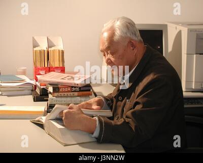 Peking, China. 7. Mai 2017. Foto zeigt renommierter chinesischer Mathematiker Wu Wenjun lesen in seinem Büro. Wu starb am 7. Mai 2017 im Alter von 98 in Peking. Im Jahr 2000 war er Chinas Top Award für Wissenschaft und Technologie ausgezeichnet. Bildnachweis: Xinhua/Alamy Live-Nachrichten Stockfoto