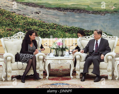 Peking, China. 7. Mai 2017. Yu Zhengsheng (R), Vorsitzender des Nationalkomitees der politischen Konsultativkonferenz des chinesischen Volkes, trifft sich mit Sprecher des belgischen Senats Christine Defraigne in Peking, Hauptstadt von China, 7. Mai 2017. Bildnachweis: Lan Hongguang/Xinhua/Alamy Live-Nachrichten Stockfoto