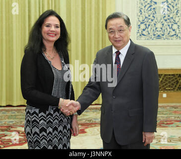 Peking, China. 7. Mai 2017. Yu Zhengsheng (R), Vorsitzender des Nationalkomitees der politischen Konsultativkonferenz des chinesischen Volkes, trifft sich mit Sprecher des belgischen Senats Christine Defraigne in Peking, Hauptstadt von China, 7. Mai 2017. Bildnachweis: Lan Hongguang/Xinhua/Alamy Live-Nachrichten Stockfoto