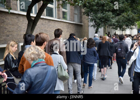 South Kensington, London, UK. 7. Mai 2017. Expatriate-Franzosen in South Kensington, London, stimmen in den Wahlen in Frankreich. Bildnachweis: Matthew Chattle/Alamy Live-Nachrichten Stockfoto