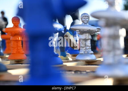 Friedrichshafen, Deutschland. 29. April 2017. 300 Miniaturfiguren von Konzeptkünstlers Ottmar Hoerl vor dem Zeppelin Museum in Friedrichshafen, Deutschland, 29. April 2017 zu sehen. Anlässlich der 100. Jahrestag des Todes von Luftschiff-Pionier Ferdinand Graf von Zeppelin wurden die Zahlen auf rund 200 Quadratmetern Platz direkt neben dem Hafen von Friedrichshafen am Bodensee errichtet. Foto: Felix Kästle/Dpa/Alamy Live News Stockfoto