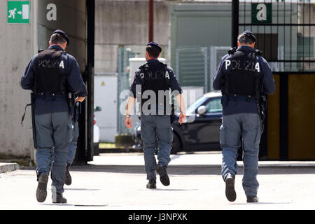 Udine, Italien. 7. Mai 2017. Polizisten während der Fußball-Serie A match zwischen Udinese Calcio V Atalanta bei Dacia-Arena-Stadion am 7. Mai 2017. Bildnachweis: Andrea Spinelli/Alamy Live-Nachrichten Stockfoto