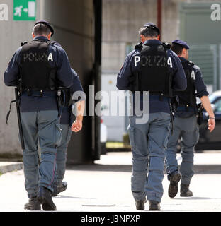 Udine, Italien. 7. Mai 2017. Polizisten während der Fußball-Serie A match zwischen Udinese Calcio V Atalanta bei Dacia-Arena-Stadion am 7. Mai 2017. Bildnachweis: Andrea Spinelli/Alamy Live-Nachrichten Stockfoto