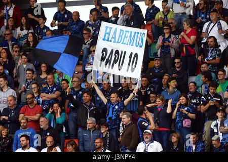 Udine, Italien. 7. Mai 2017. Atalantas Fans während der Fußball-Serie A match zwischen Udinese Calcio V Atalanta bei Dacia-Arena-Stadion am 7. Mai 2017. Bildnachweis: Andrea Spinelli/Alamy Live-Nachrichten Stockfoto