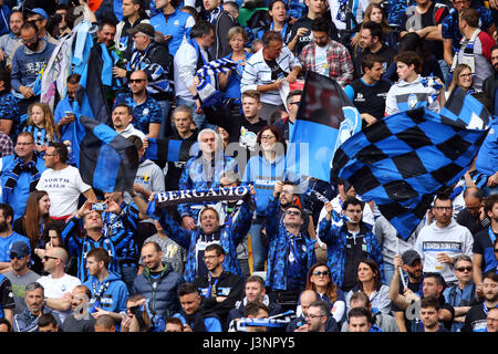 Udine, Italien. 7. Mai 2017. Atalantas Fans während der Fußball-Serie A match zwischen Udinese Calcio V Atalanta bei Dacia-Arena-Stadion am 7. Mai 2017. Bildnachweis: Andrea Spinelli/Alamy Live-Nachrichten Stockfoto