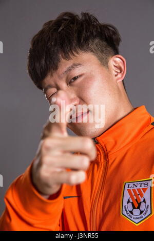 Porträt des chinesischen Fußballspieler Wang Tong von Shandong Luneng Taishan F.C. für die 2017 Chinese Football Association Super League, in Ji'nan Stadt, Ost-China Shandong Provinz, 27. Februar 2017. Stockfoto