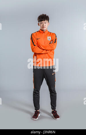 Porträt des chinesischen Fußballspieler Wang Tong von Shandong Luneng Taishan F.C. für die 2017 Chinese Football Association Super League, in Ji'nan Stadt, Ost-China Shandong Provinz, 27. Februar 2017. Stockfoto